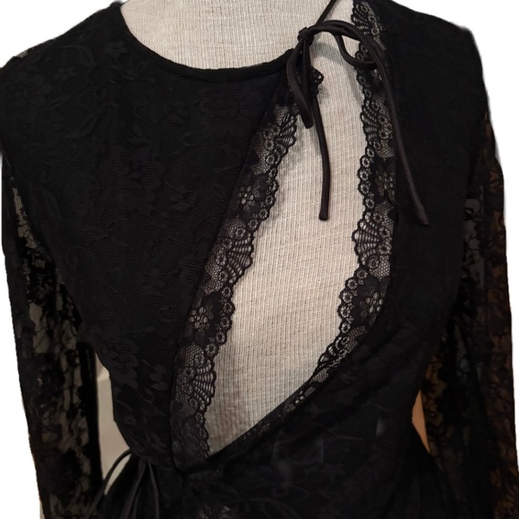 Superdown Anahi Wrap lace top black Small - Picture 4 of 12